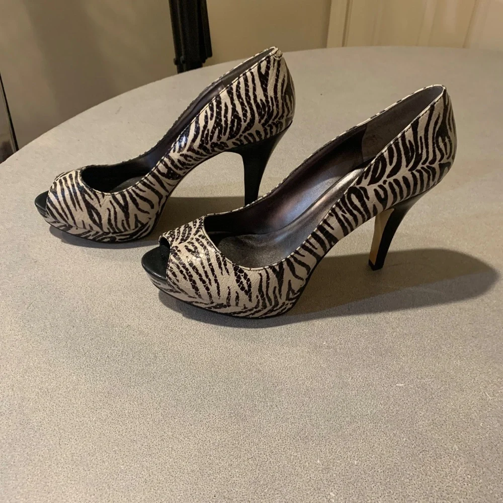 NWOB Nine West Black/White Zebra Stripe Platform Pumps sz 8.5 M